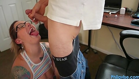 Gamer Gets A Beej With Jae Lynn
