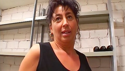 Komm Mit In Den Keller - Mama Zeigt Dir Wie Man Fickt