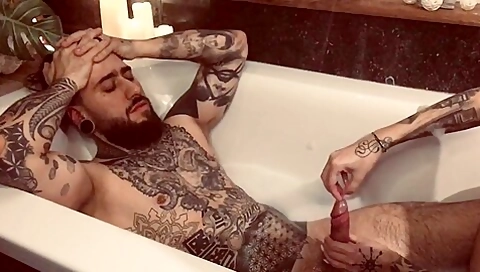 Mistress Handjob Dans La Baignoire